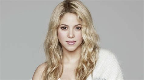 shakira dednuda|Shakira bares it all in daring photo as she celebrates incredible .